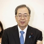 　４日、自民党の高市総裁と会談し、記者団の取材に応じる公明党の斉藤代表＝東京都新宿区