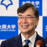 　ノーベル生理学・医学賞の受賞が決まり、笑顔で記者会見する大阪大の坂口志文特任教授＝６日午後８時２７分、大阪府吹田市