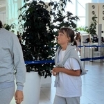 　イスラエルから国外退去処分となり、空港内を歩くグレタ・トゥンベリさん＝６日（イスラエル外務省提供、ロイター＝共同）