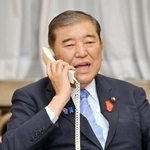 　ノーベル生理学・医学賞の受賞が決まった坂口志文大阪大特任教授に電話で祝意を伝える石破首相＝６日午後８時４２分（代表撮影）