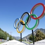 　ミラノ・コルティナ冬季五輪のスキージャンプなどが行われるイタリア・プレダッツォに置かれた五輪のモニュメント