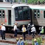 　東急田園都市線の梶が谷駅付近で行われた、衝突した車両の調査＝６日午前１１時５４分、川崎市高津区