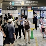 　東急田園都市線溝の口駅で、駅員から説明を受ける人たち＝６日、川崎市高津区