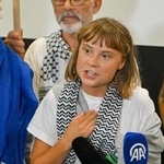 　ギリシャの首都アテネ郊外の空港で支援者に訴えるグレタさん＝６日（ゲッティ＝共同）