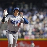 　マリナーズ戦で自己最多を更新する５５号ソロを放ち、塁を回るドジャース・大谷＝９月、シアトル