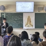 　生成ＡＩを活用した道徳の授業。黒板の上方のモニターに文章が映し出される＝１月、東京都内の小学校