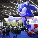 　大勢の来場者でにぎわう「東京ゲームショウ２０２２」のセガの「ソニック」のブース＝２０２２年、千葉市の幕張メッセ