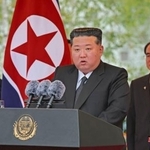 　平壌総合病院の完工式に臨む北朝鮮の金正恩朝鮮労働党総書記（中央）＝６日、平壌（朝鮮中央通信＝共同）