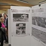 　６日、英北部スコットランドのスターリング大で開かれた原爆展で、原爆被害を伝える写真を見る人々（共同）