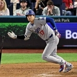 　フィリーズ戦の７回、右前に適時打を放つドジャース・大谷＝フィラデルフィア（共同）