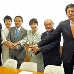 　自民党の臨時総務会で写真に納まる（左から）古屋圭司選対委員長、有村治子総務会長、麻生太郎副総裁、高市早苗総裁、鈴木俊一幹事長、小林鷹之政調会長