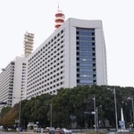 　警視庁（手前）