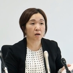 　和解成立後、記者会見する原告側の寺西環江弁護士＝７日午前、広島市