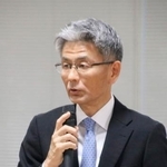 　ドローンの飛行規制強化について議論する有識者検討会の初会合であいさつする警察庁の筒井洋樹警備局長＝７日午後、警察庁