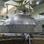 　浜岡原発１号機で取り外された、原子炉圧力容器のふた＝７日午前、静岡県御前崎市（中部電力提供）