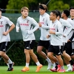 　パラグアイ戦に向け、調整する（左から）谷口、堂安ら日本代表＝千葉市内