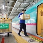 　仙台駅で東北新幹線に積み込まれる、観光農園で生産されたナシを詰め込んだ段ボール箱＝７日正午ごろ