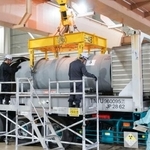 　ウラン濃縮工場に搬入される原料ウラン＝７日午後、青森県六ケ所村