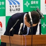 　定例記者会見で、８月の大雨時の行動を謝罪する盛岡市の内舘茂市長＝７日午前、盛岡市役所