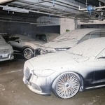 　「くすの木パーキング」の地下２階で水没し、乾いて白くなった泥に覆われた車＝９月、三重県四日市市