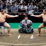 　「百周年場所　古式大相撲と現代大相撲」で「三段構え」を披露する大の里（左）と豊昇龍の両横綱＝７日、東京・両国国技館
