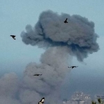 　７日朝、パレスチナ自治区ガザ北部で立ち上る黒煙＝イスラエル南部スデロト近郊から撮影（共同）