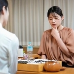 　囲碁の第４４期女流本因坊戦５番勝負の第２局で星合志保四段（手前）に敗れた藤沢里菜本因坊＝７日午後、日本棋院