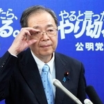 　自民党の高市総裁ら新執行部との会談を終え、記者団の取材に応じる公明党の斉藤代表＝７日午後、国会