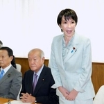 　自民党の臨時総務会であいさつする高市早苗総裁。左から麻生太郎副総裁、鈴木俊一幹事長＝７日午前、東京・永田町の党本部