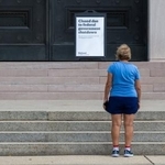 　米ワシントンで国立美術館の閉館を告げる掲示を見る女性＝７日（ロイター＝共同）