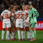 　女子の欧州チャンピオンズリーグ１次リーグ、バルセロナ戦で相手ゴールに肩を落とす谷川萌々子（左）らバイエルン・ミュンヘンの選手たち＝７日、バルセロナ（ロイター＝共同）