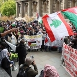 　パレスチナへの連帯を示すデモに参加した学生たち＝７日、ロンドン（共同）