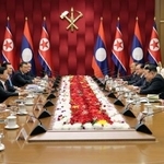 　ラオスのトンルン国家主席（左から４人目）と会談する北朝鮮の金正恩朝鮮労働党総書記（右から４人目）＝７日、平壌（朝鮮中央通信＝共同）