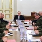 　７日、ロシア・サンクトペテルブルクで、国防省幹部らと会合を開いたプーチン大統領（中央奥）（ロシア大統領府提供・タス＝共同）