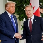 　カナダのカーニー首相（右）を出迎えるトランプ米大統領＝７日、ホワイトハウス（ロイター＝共同）