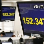 　一時１ドル＝１５２円台を付けた円相場を示すモニター＝８日午前、東京都港区の外為どっとコム