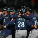 　ア・リーグの地区シリーズ第３戦でタイガースを下し、喜ぶマリナーズの選手たち＝７日、デトロイト（ＡＰ＝共同）