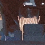 　愛知県警春日井署に入る王少凡容疑者（右）＝７日