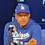 　記者会見で質問に答えるドジャースのロバーツ監督＝ロサンゼルス（共同）