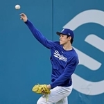 　キャッチボールするドジャース・佐々木＝ロサンゼルス（共同）