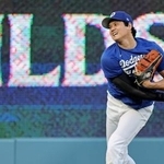 　キャッチボールするドジャース・大谷＝ロサンゼルス（共同）