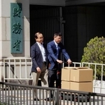 　開示文書を受け取り財務省を出る赤木俊夫さんの妻雅子さんの弁護団＝８日午前