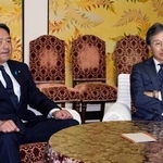 　会談に臨む立憲民主党の安住幹事長（右）と国民民主党の榛葉幹事長＝８日午前、国会