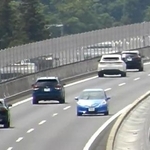 　新名神高速道路下り線を逆走する被告の車（手前から２台目）＝５月１８日、三重県亀山市（ＮＥＸＣＯ中日本名古屋支社提供）