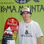 　記者会見で撮影に応じるスノーボード男子の荻原大翔＝８日、星野リゾートネコママウンテン