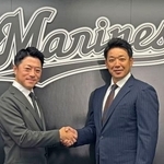 　就任記者会見でロッテの高坂球団社長（左）と握手するサブロー新監督＝８日、ＺＯＺＯマリン