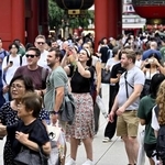 　東京・浅草を訪れ、写真撮影する外国人観光客ら＝７月