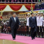　平壌を訪問したラオスのトンルン国家主席を迎える北朝鮮の金正恩朝鮮労働党総書記（中央）＝７日（朝鮮中央通信提供、ロイター＝共同）