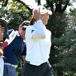 　練習ラウンドで笑顔を見せる渋野日向子＝東名ＣＣ