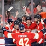 　ブラックホークス戦で勝ち越し点を挙げ、チームメートと喜ぶパンサーズのボクビスト（中央）＝サンライズ（ＡＰ＝共同）